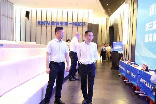 广西税务局党委委员、总经济师黄尚书（左一）和柳州职业技术大学党委书记刘子林（左二）查看柳州市第三届税费知识和办税技能竞赛暨高校税收法律知识挑战赛赛前准备情况