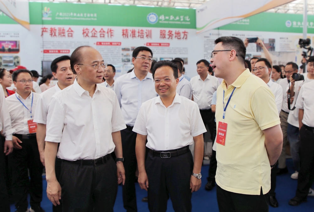 我校领导向自治区政府副主席廖品琥（前排左一）、自治区教育厅副厅长伍锦昌（前排左二）介绍学校办学情况