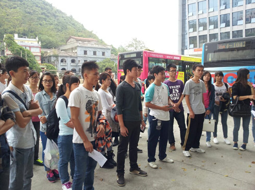 出发前集合学生再次强调安全、纪律