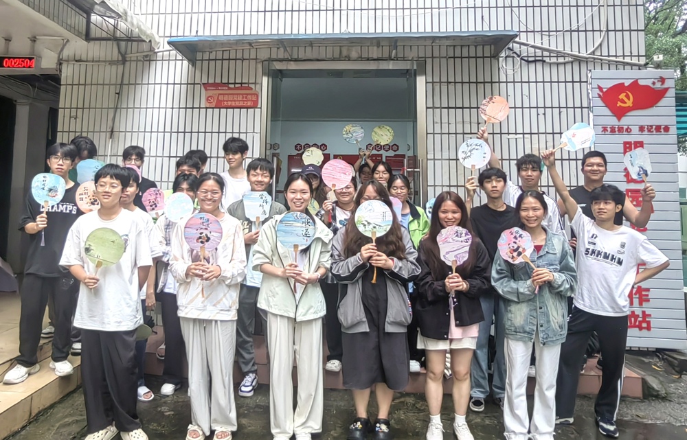 学生进行漆扇成品展示