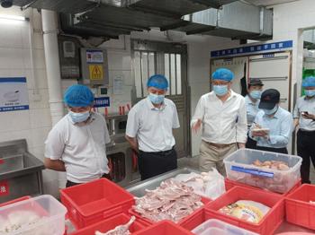 校长甘金明率队开展食堂食品安全检查工作