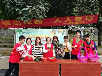 关爱校园环境，感恩自然回馈