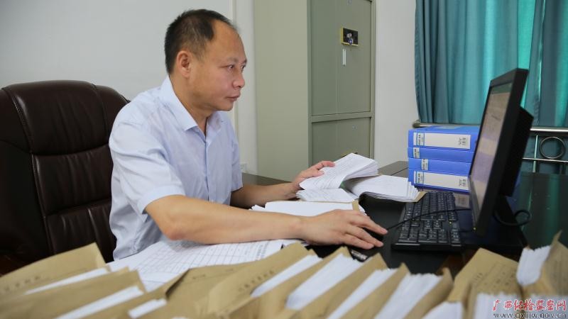 初心不改　本色不褪——记广西勤廉榜样、河池市纪委副书记、监委副主任黄振林