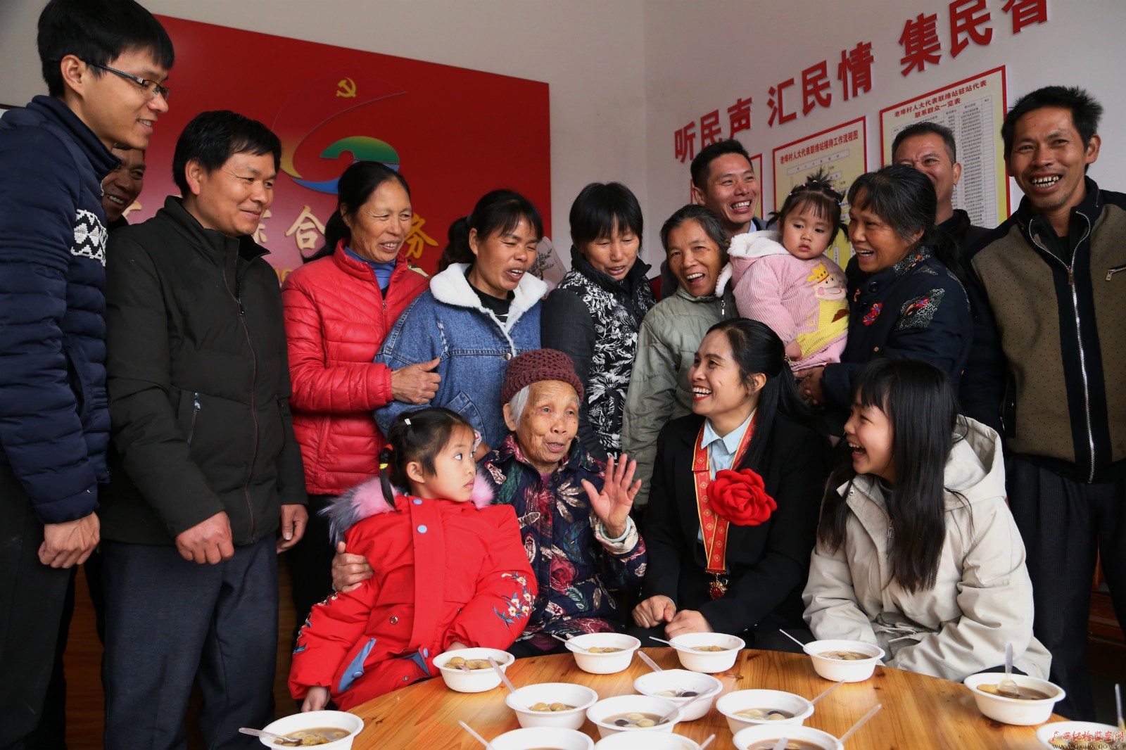 脱贫攻坚战场上的铿锵玫瑰——记全国脱贫攻坚先进个人、平乐县张家镇老埠村第一书记唐莉