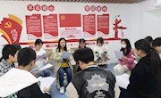 艺术学院开展党的二十大精神学习宣传进“一站式”学生社区系列活动之“匠心布改，布艺制作”志愿活动