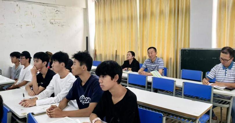 校党委书记刘子林深入思政课课堂指导教学工作
