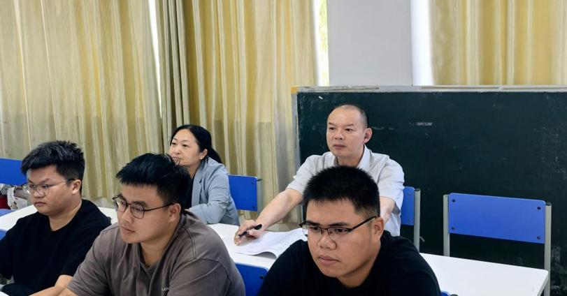 校长甘金明深入思政课堂指导教学工作