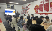 贸易与旅游管理学院举办“聚焦两会精神，点亮青春征程”学业指导活动