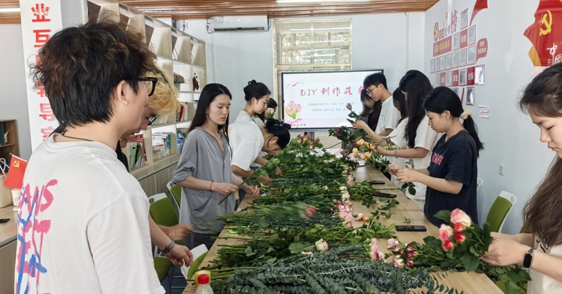 贸易与旅游管理学院开展母亲节花束DIY活动