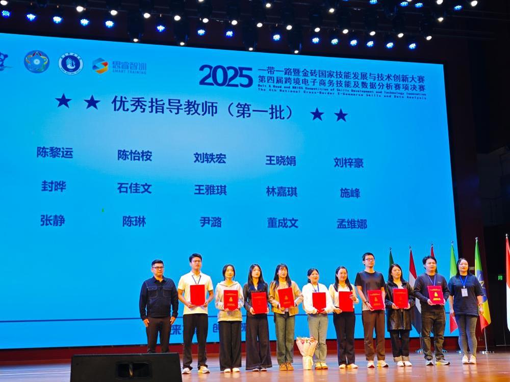 颁奖现?。何倚Ｗ芫鋈傅冀淌ν跸?、刘轶宏获得“优秀指导教师”荣誉称号