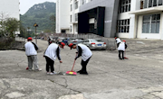贸易与旅游管理学院开展“美丽校园、清洁行动”学雷锋志愿服务活动