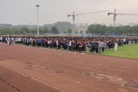 汽车工程学院举行升旗仪式暨“传承五四精神，谱写青春华章”主题宣讲