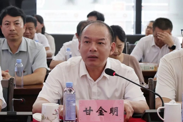 我校党委副书记、校长甘金明介绍学校战略发展规划