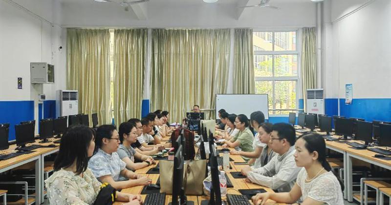 ?创新驱动发展，技术赋能育人——我校举办第三期辅导员研习坊资助育人创新实践活动