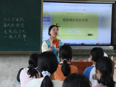 柳职大艺术学院学子三下乡：艺韵传侗乡，美育润童心