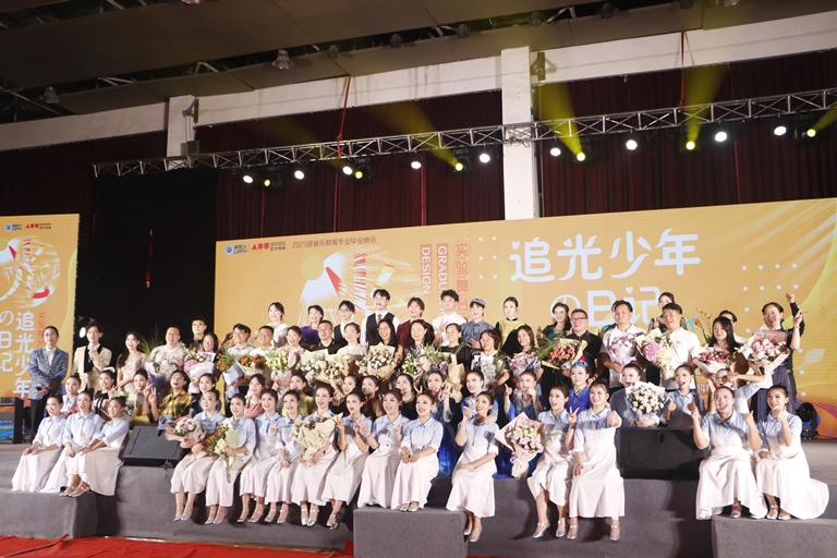 观演领导、嘉宾与全体演员合影